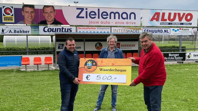 Stichting Hand in Hand ontvangt cheque van € 500,00