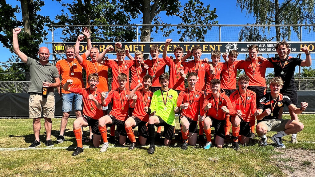 S.V. Nieuwleusen JO15-1 ongeslagen Kampioen S.V. Nieuwleusen JO15-1 ongeslagen Kampioen