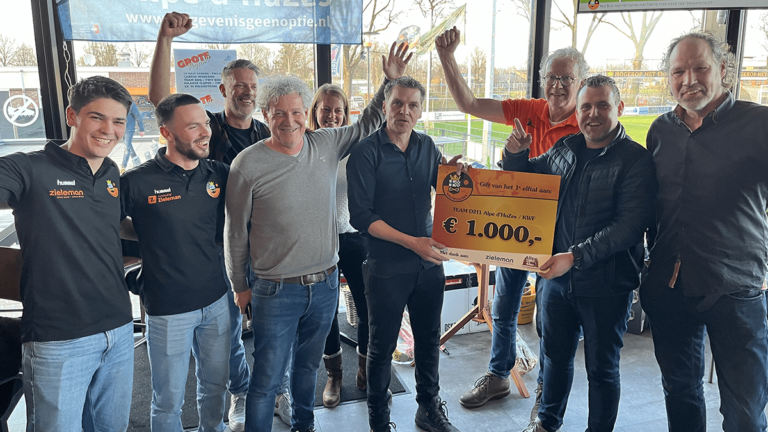 Cheque van € 1.000,- en opbrengst verloting € 2.831,- voor Team D211 Alpe d’HuZes
