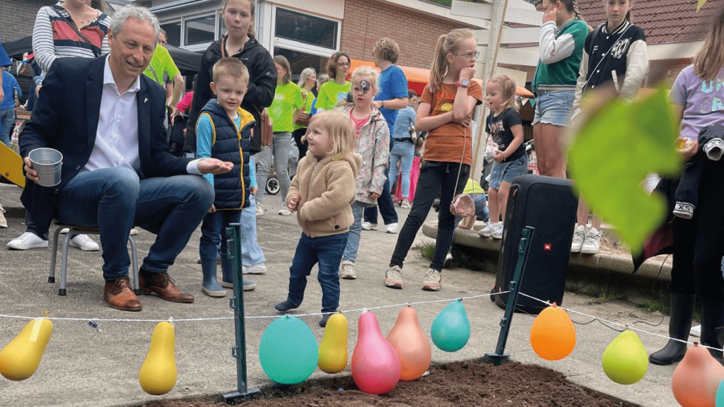 Vijftigste leerling CBS De Meele geeft samen met wethouder startsein groene plein