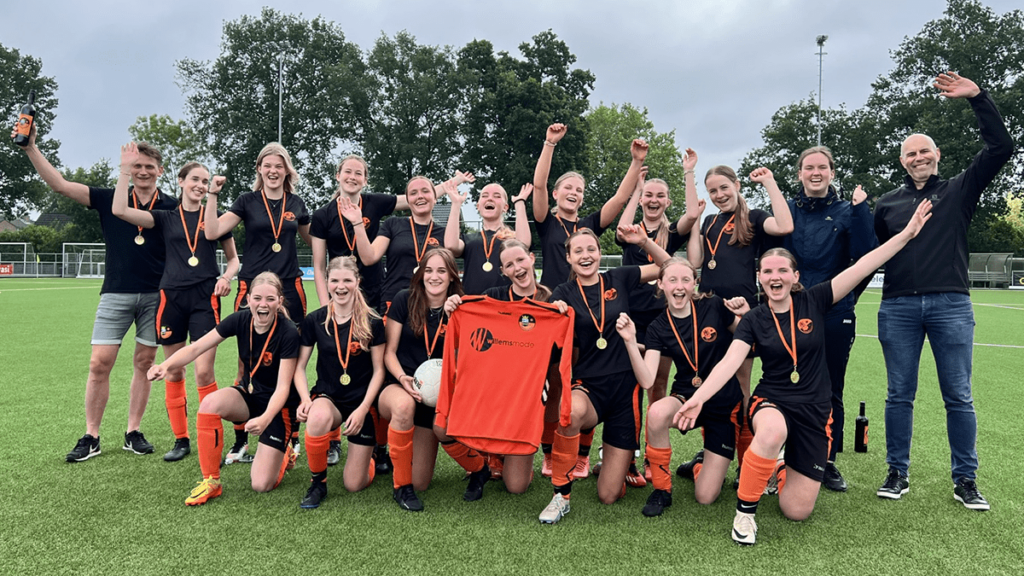 S.V. Nieuwleusen MO17-1 kampioen 1e klasse