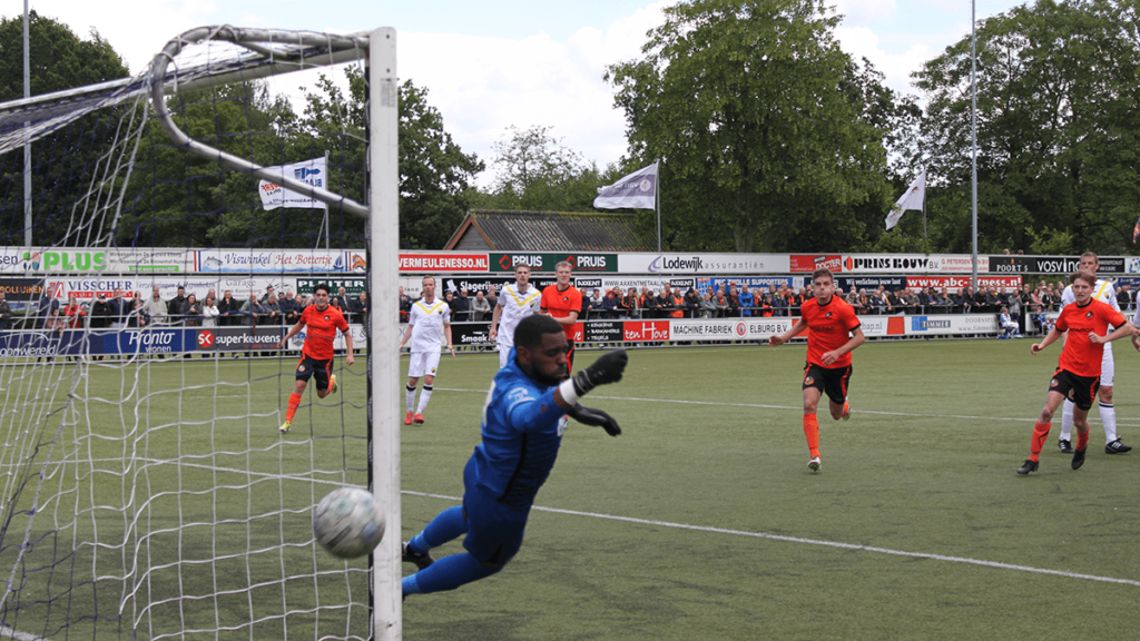 Onmachtig S.V. Nieuwleusen strandt in het zicht van de haven Onmachtig S.V. Nieuwleusen strandt in het zicht van de haven