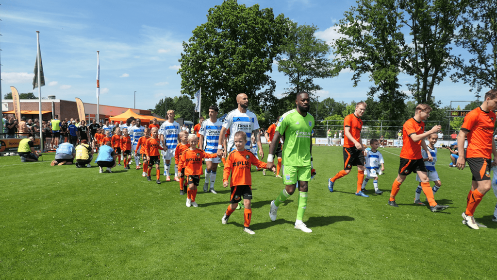Fantastisch voetbalfeest bij S.V. Nieuwleusen – PEC Zwolle Fantastisch voetbalfeest bij S.V. Nieuwleusen – PEC Zwolle