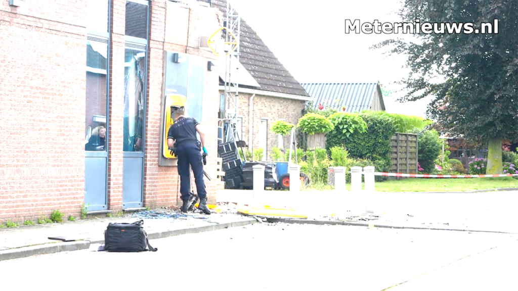 Geldautomaat opgeblazen en forse schade aan pand