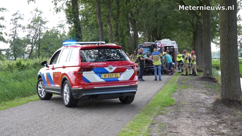 Auto rijdt tegen boom op de Middeldijk (Video) Auto rijdt tegen boom op de Middeldijk (Video)