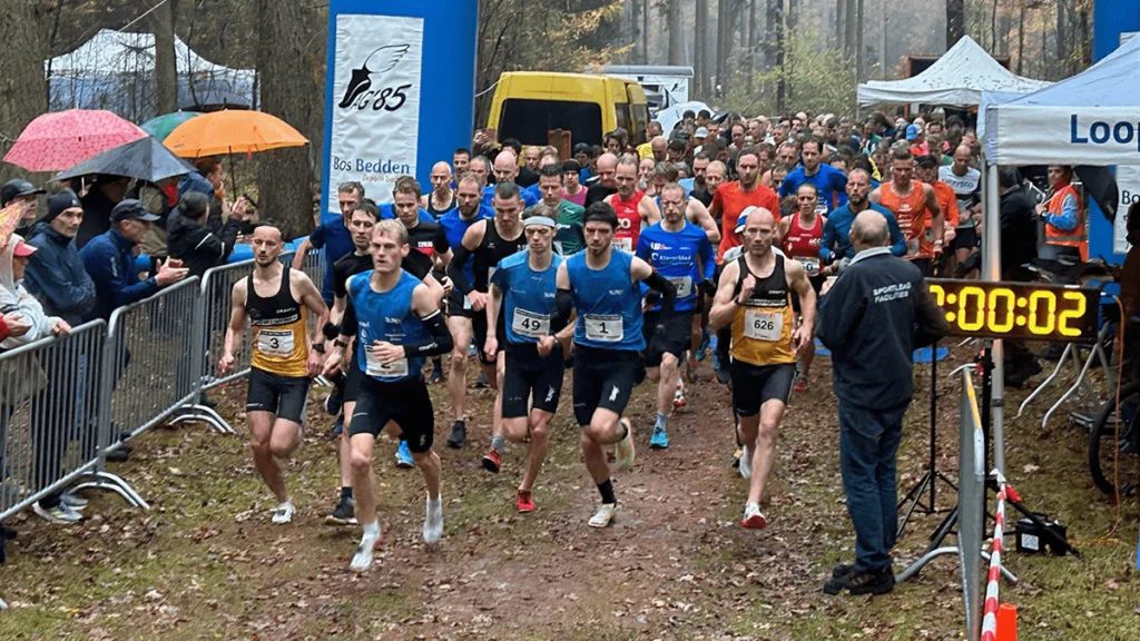 Zwarte Dennen Cross trekt weer honderden hardlopers Zwarte Dennen Cross trekt weer honderden hardlopers