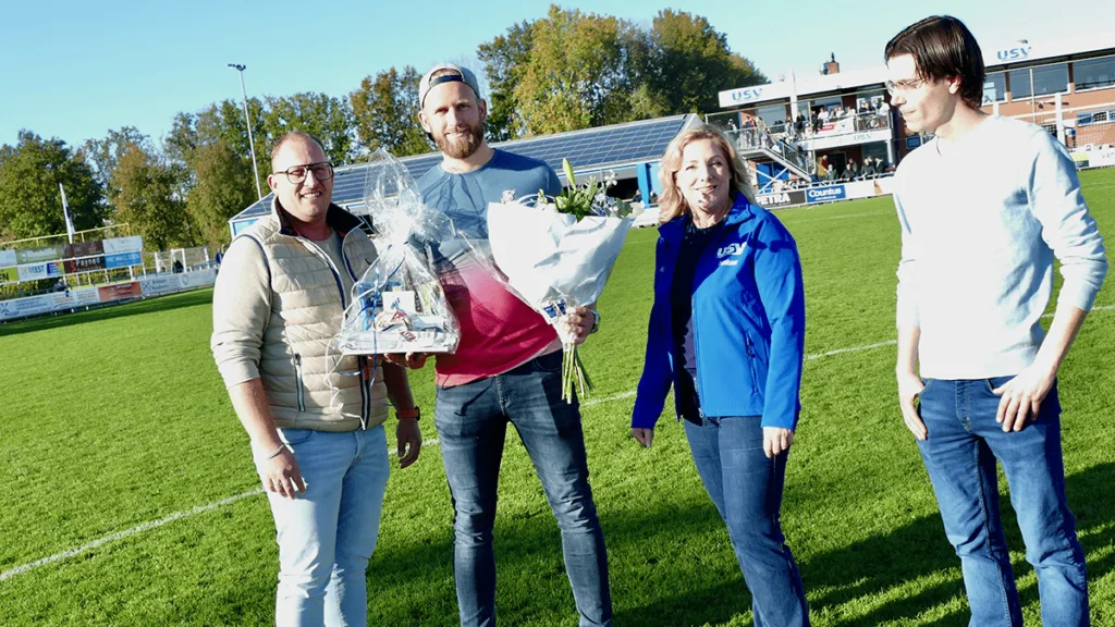 Dennis van der Veen uitgezwaaid bij USV Dennis van der Veen uitgezwaaid bij USV