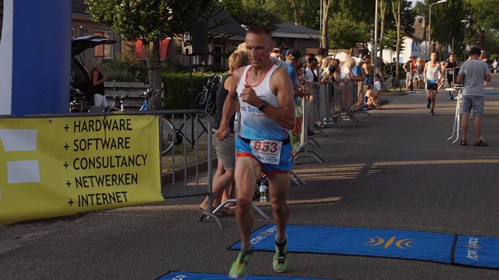 Loopgroep AG &#8217;85 herdenkt Harm Kooiker te midden van wedstrijden