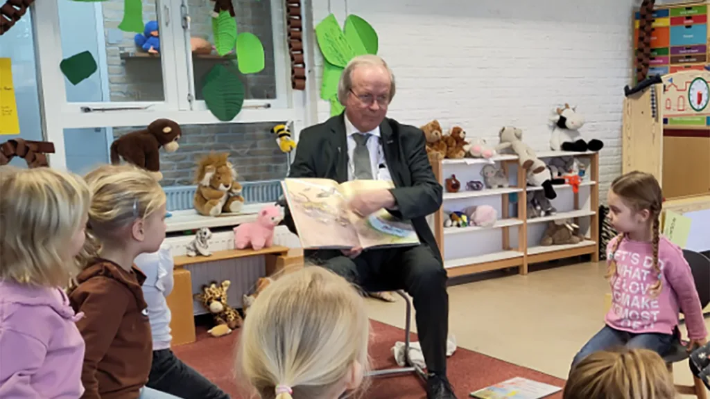 Burgemeester Jager leest voor op CBS De Meele