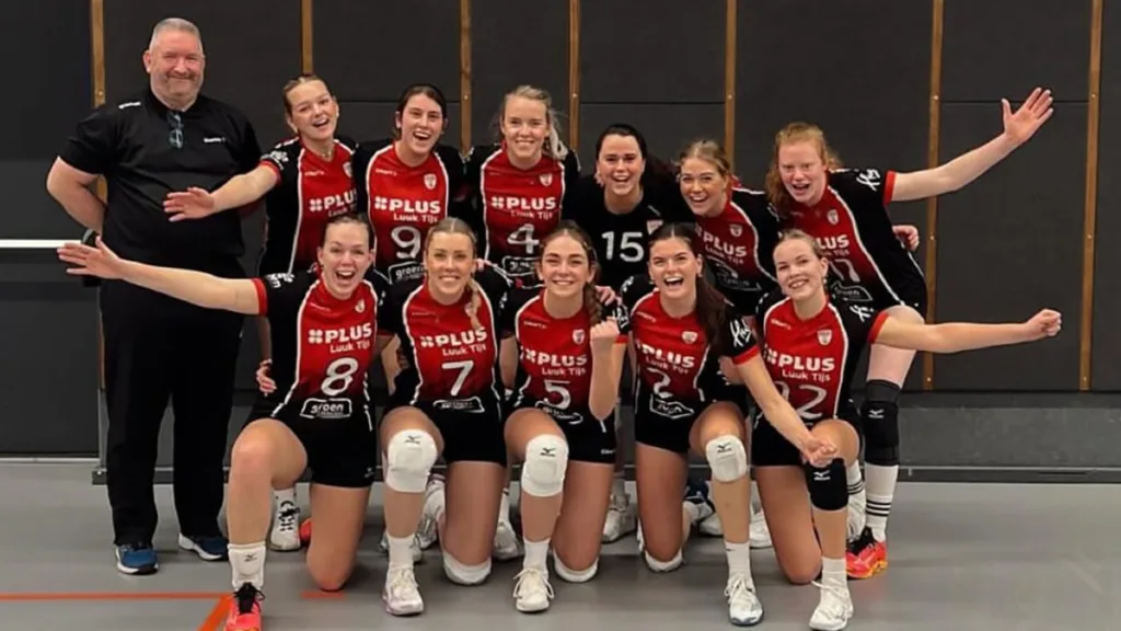 Flash D1 verslaat Tjoba met 3-1 na spannende wedstrijd Flash D1 verslaat Tjoba met 3-1 na spannende wedstrijd