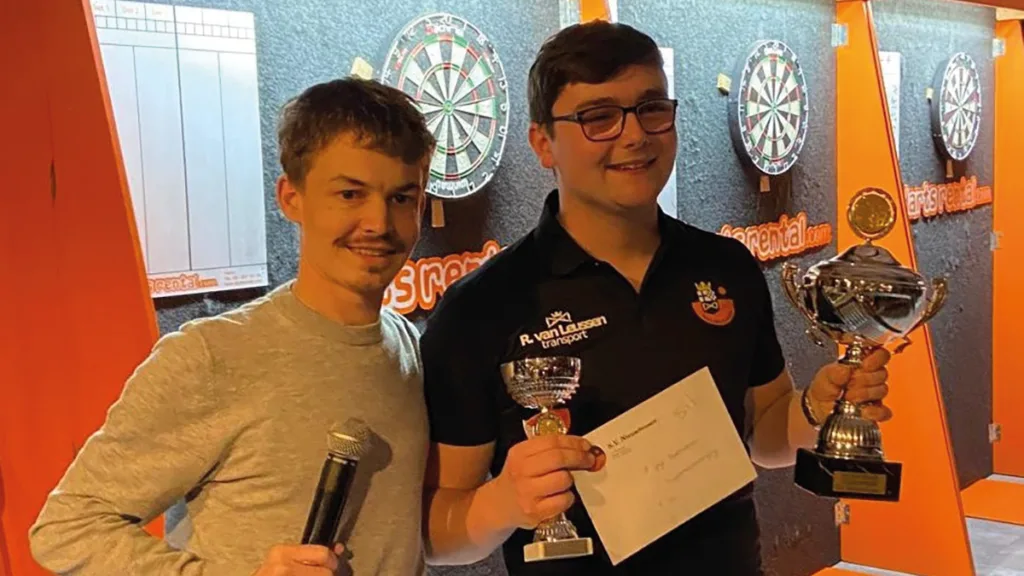 Sil Krol kroont zich tot dartkampioen van S.V. Nieuwleusen