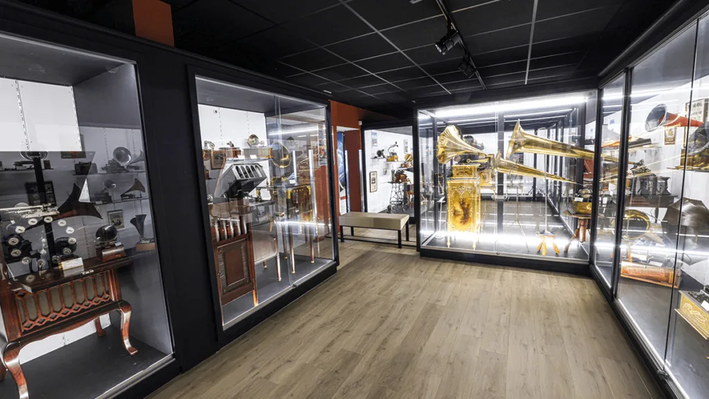 Vrijwilligers gezocht voor Nationaal Grammofoonmuseum Vrijwilligers gezocht voor Nationaal Grammofoonmuseum