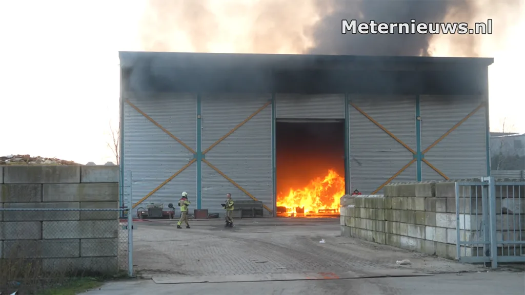 Enorme rookwolken bij brand recyclebedrijf Balkbrug Enorme rookwolken bij brand recyclebedrijf Balkbrug