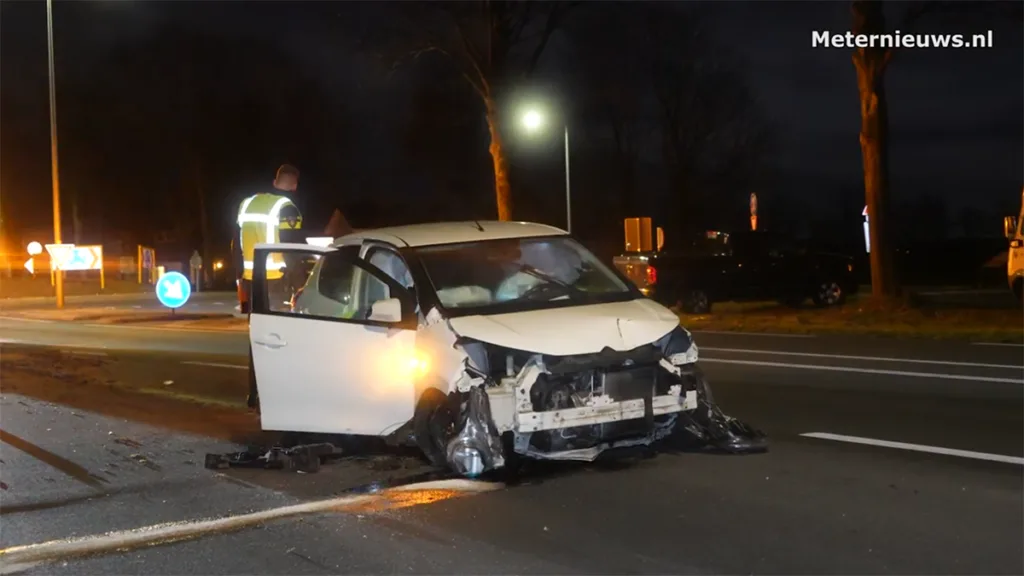 Auto ramt rotonde op N377 bij Balkbrug: één gewonde