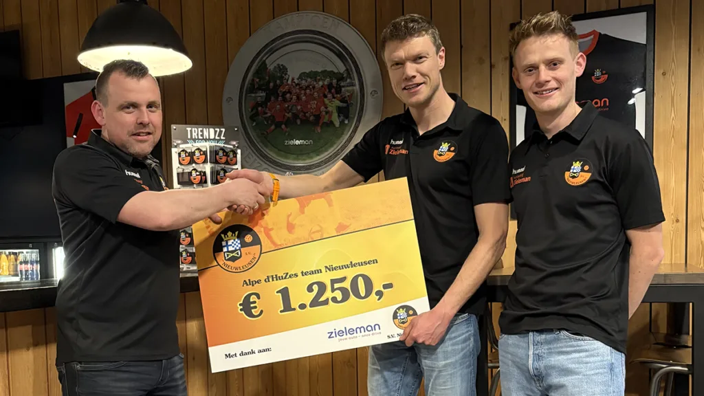Team Nieuwleusen ontvangt mooie cheque van S.V. Nieuwleusen
