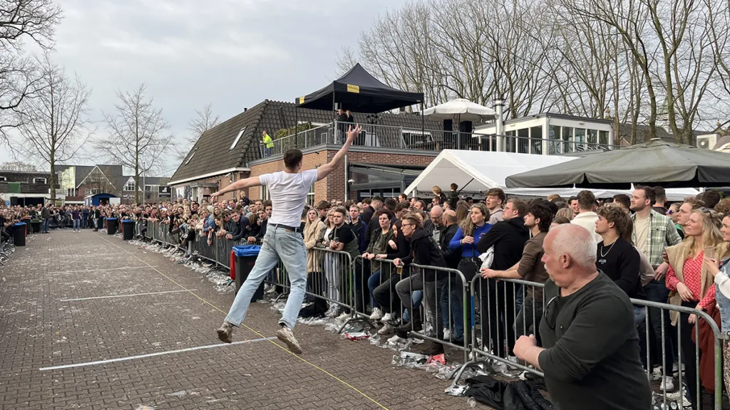 NK Eierengooien Nieuwleusen met burgemeester Sijbom NK Eierengooien Nieuwleusen met burgemeester Sijbom