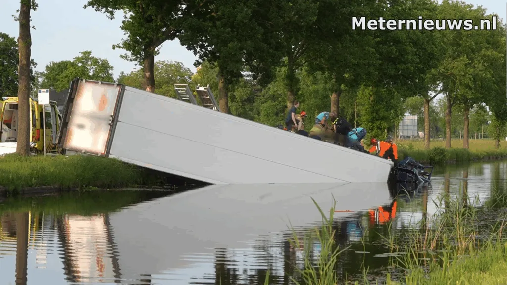 Vrachtwagen kantelt in kanaal bij Nieuwleusen, chauffeur gered