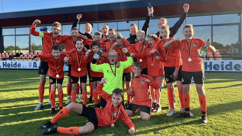 S.V. Nieuwleusen JO13-2JM ongeslagen kampioen! S.V. Nieuwleusen JO13-2JM ongeslagen kampioen!
