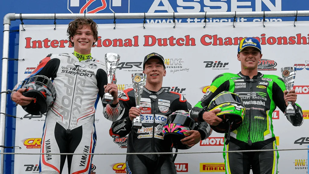 Julian van Kalkeren (16) pakt eerste zege op TT-Circuit Assen