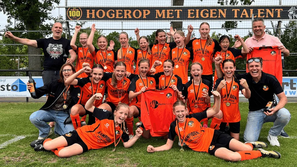 S.V. Nieuwleusen MO13-1: Ongeslagen Kampioen!