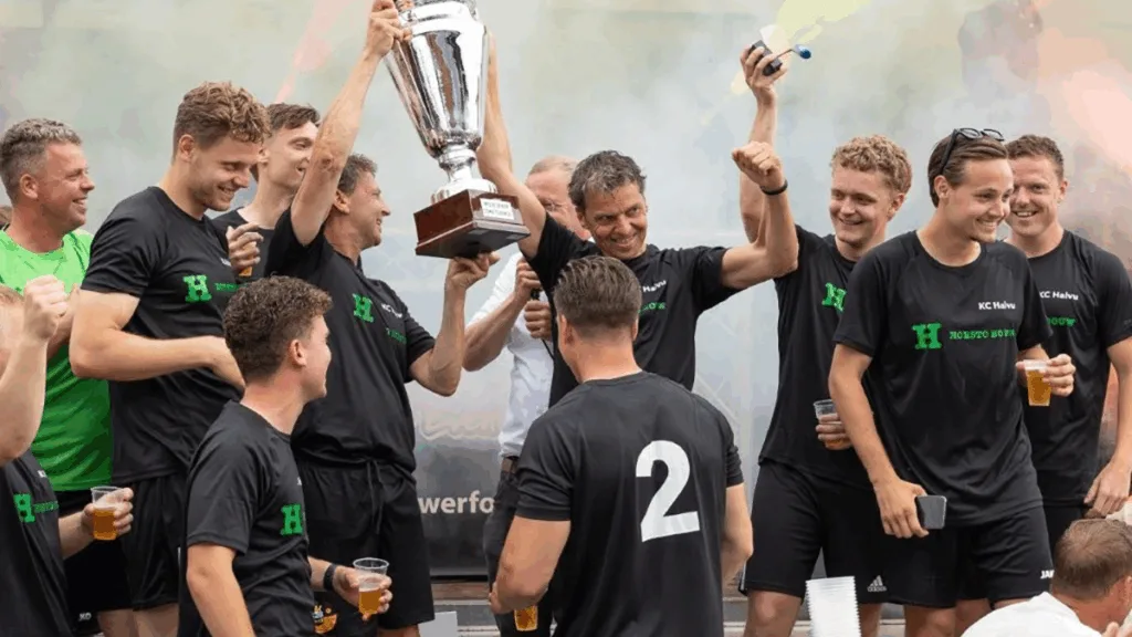 Voetbalfeest bij USV: Hessenpoort- en Combibokaal uitgereikt Voetbalfeest bij USV: Hessenpoort- en Combibokaal uitgereikt