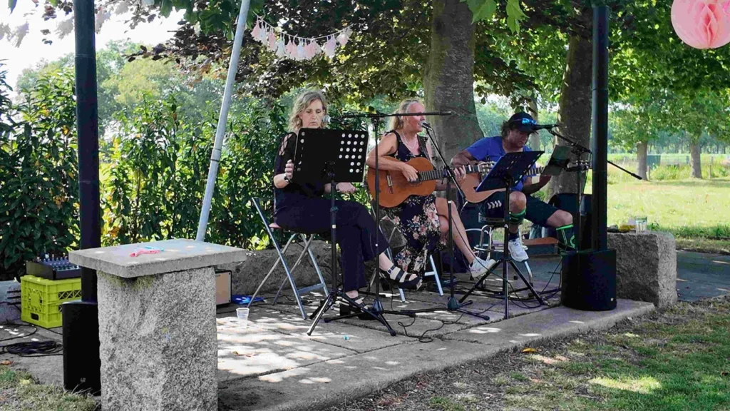 Succesvol &#8220;Muziek in de Tuin&#8221; brengt jong en oud samen