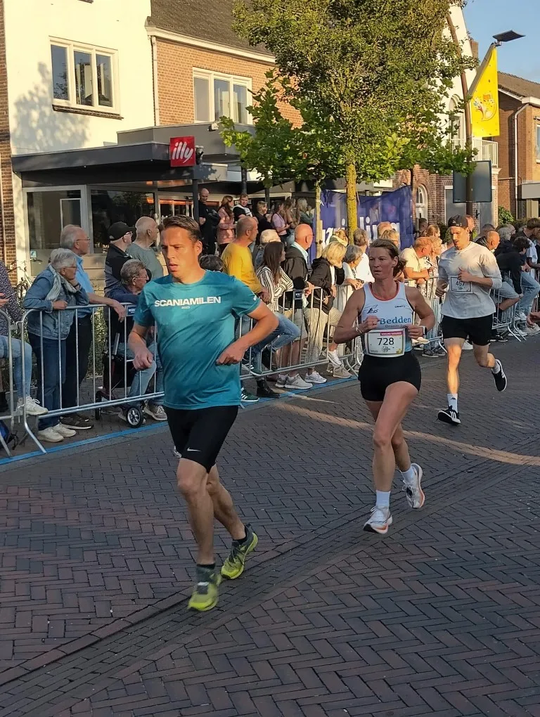 Lopers Loopgroep AG ’85 presteren in Dinant en Dedemsvaart