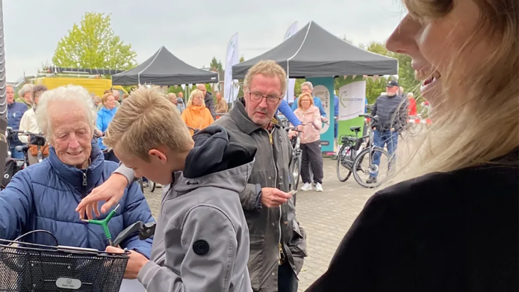 Fietsspiegelactie in Nieuwleusen groot succes Fietsspiegelactie in Nieuwleusen groot succes