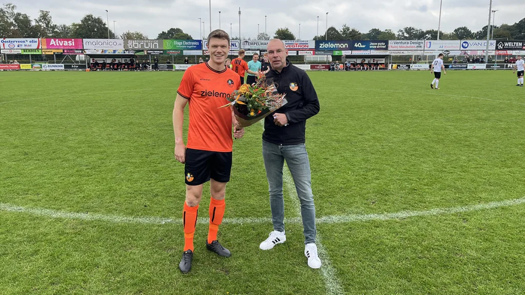 Bas Evenboer gehuldigd voor 200e basisplaats bij S.V. Nieuwleusen