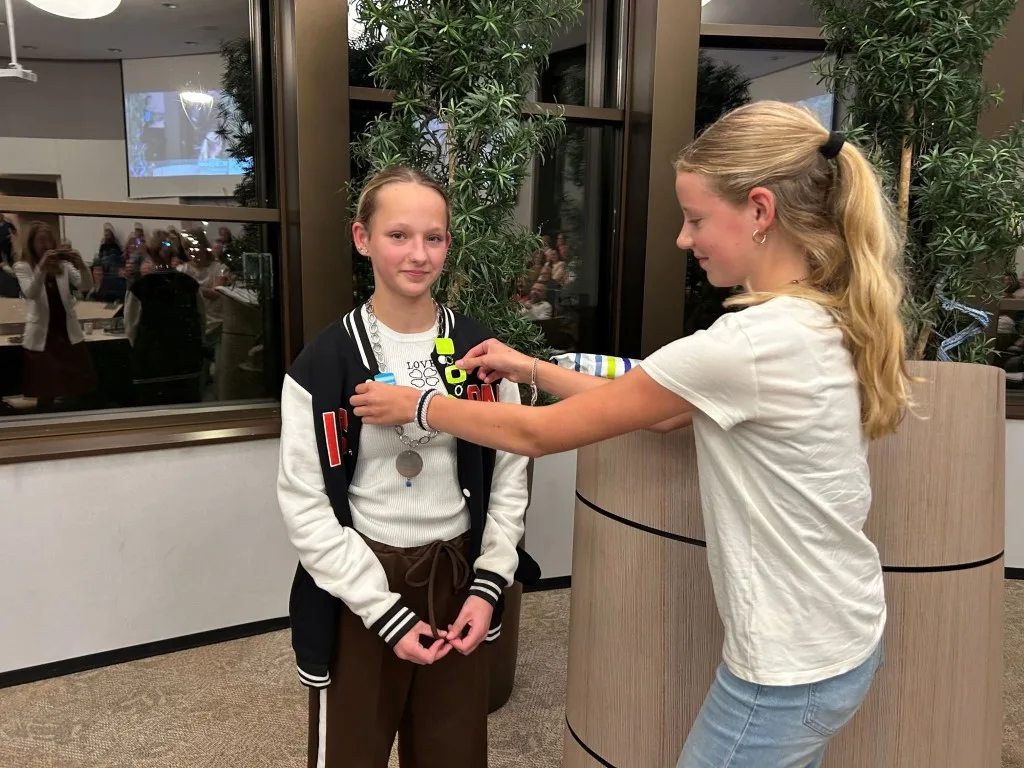 Milou Groen (12) geïnstalleerd als 5e kinderburgemeester Dalfsen