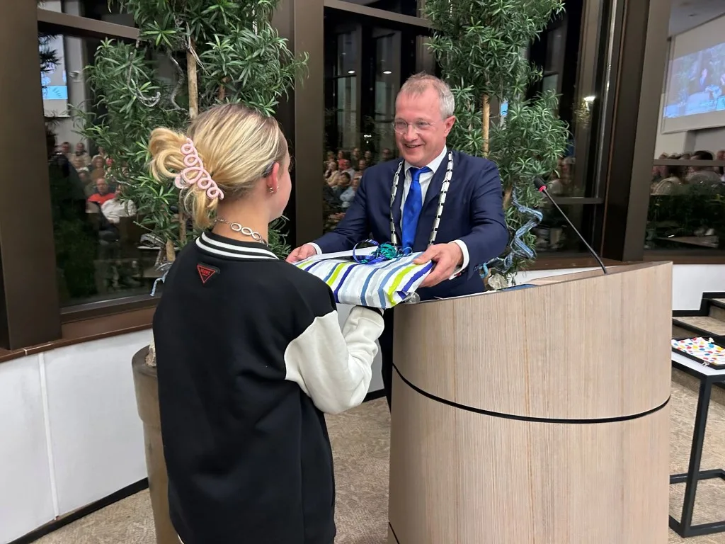 Milou Groen (12) geïnstalleerd als 5e kinderburgemeester Dalfsen