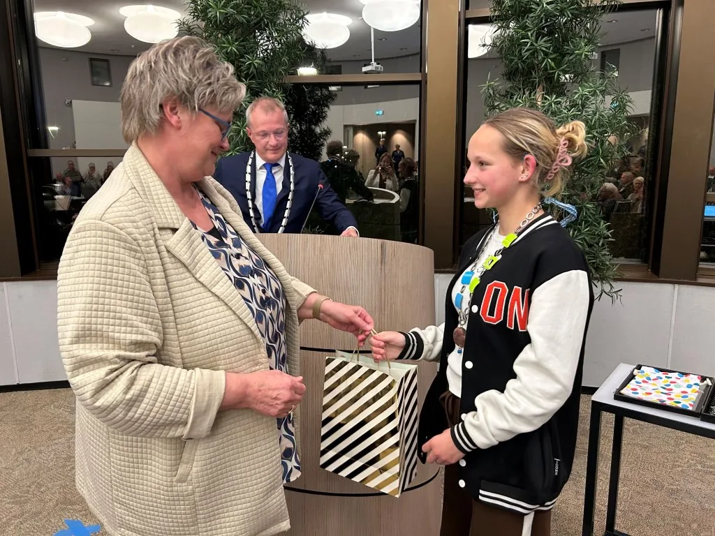Milou Groen (12) geïnstalleerd als 5e kinderburgemeester Dalfsen