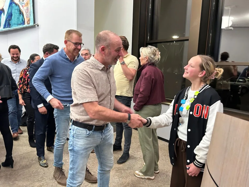 Milou Groen (12) geïnstalleerd als 5e kinderburgemeester Dalfsen