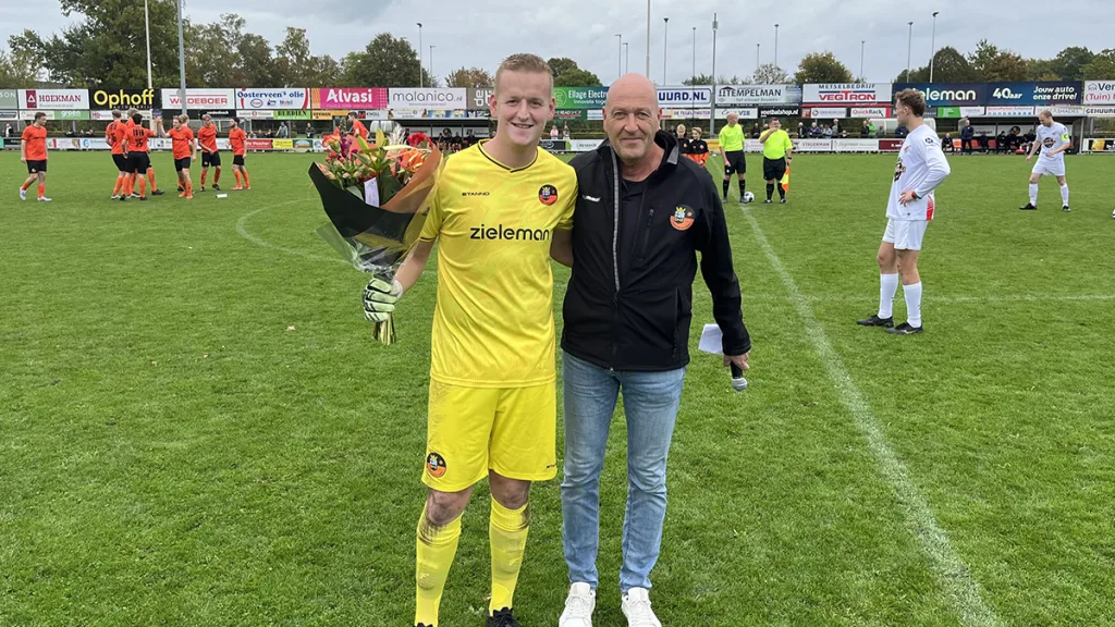 Tim Hoogenkamp gehuldigd voor 150e basisplaats Tim Hoogenkamp gehuldigd voor 150e basisplaats