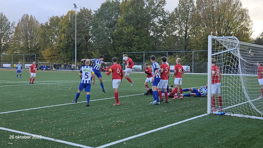 USV ziet zege op koploper EMMS diep in blessuretijd vervliegen USV ziet zege op koploper EMMS diep in blessuretijd vervliegen