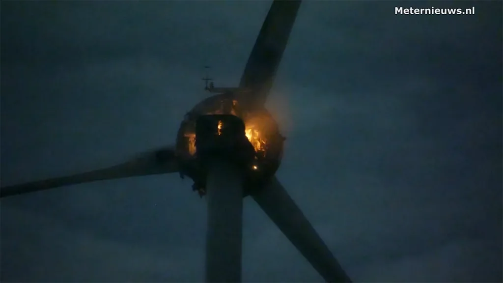 Grote brand windmolen Ebbenweg Nieuwleusen