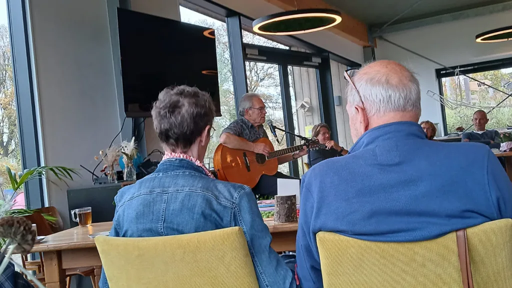 AnHuus Nieuwleusen viert 1-jarig bestaan met taart en zang