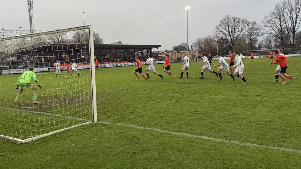 Saai duel: S.V. Nieuwleusen verliest nipt van Stevo (0-1) Saai duel: S.V. Nieuwleusen verliest nipt van Stevo (0-1)