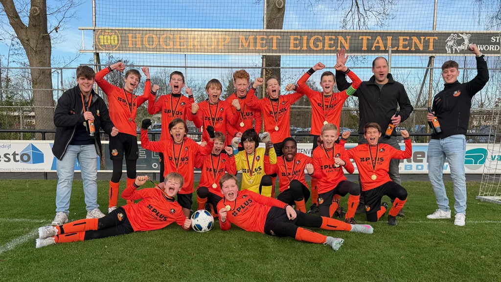 S.V. Nieuwleusen JO13-3 verovert met strijd en plezier de titel! S.V. Nieuwleusen JO13-3 verovert met strijd en plezier de titel!