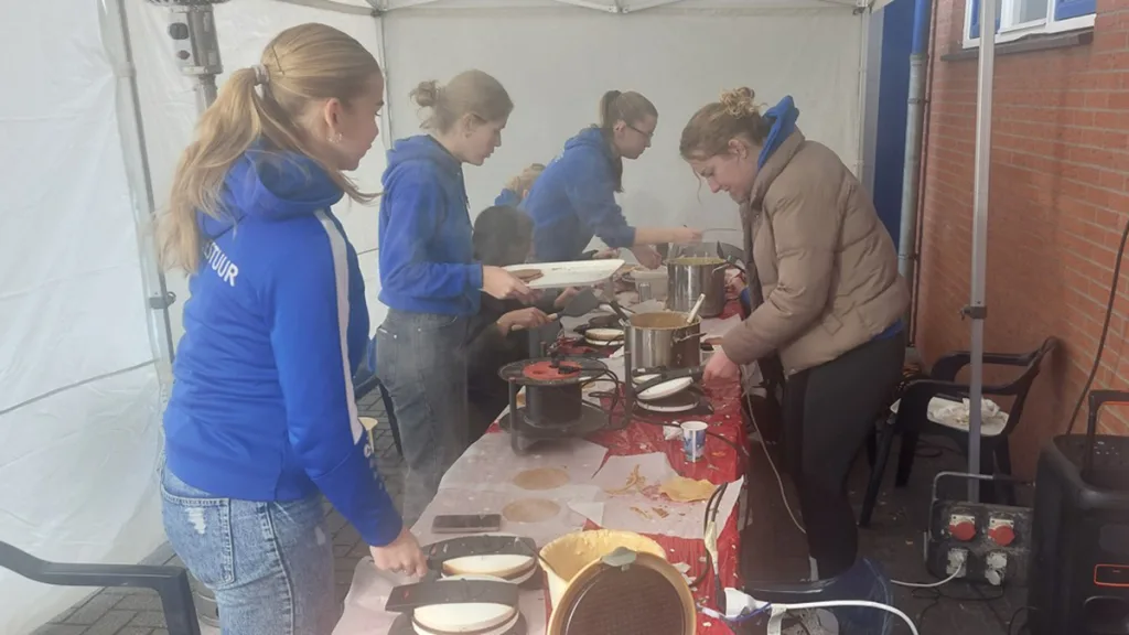 USV-vrouwen bakken 4.500 knieperties voor lokaal Hospice USV-vrouwen bakken 4.500 knieperties voor lokaal Hospice