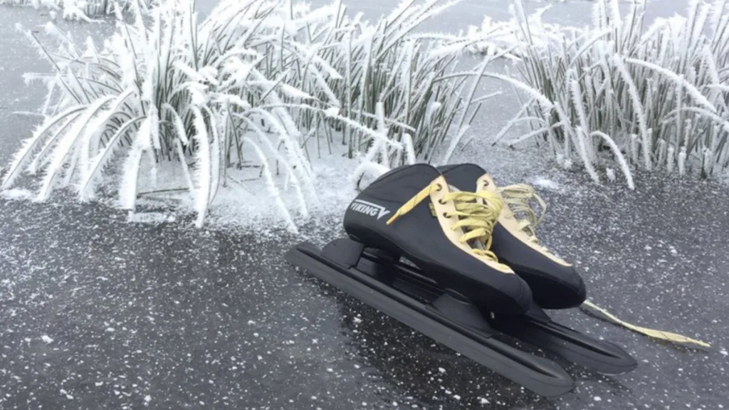 IJsbaan Nieuwleusen geopend: Eerste schaatsers op het ijs