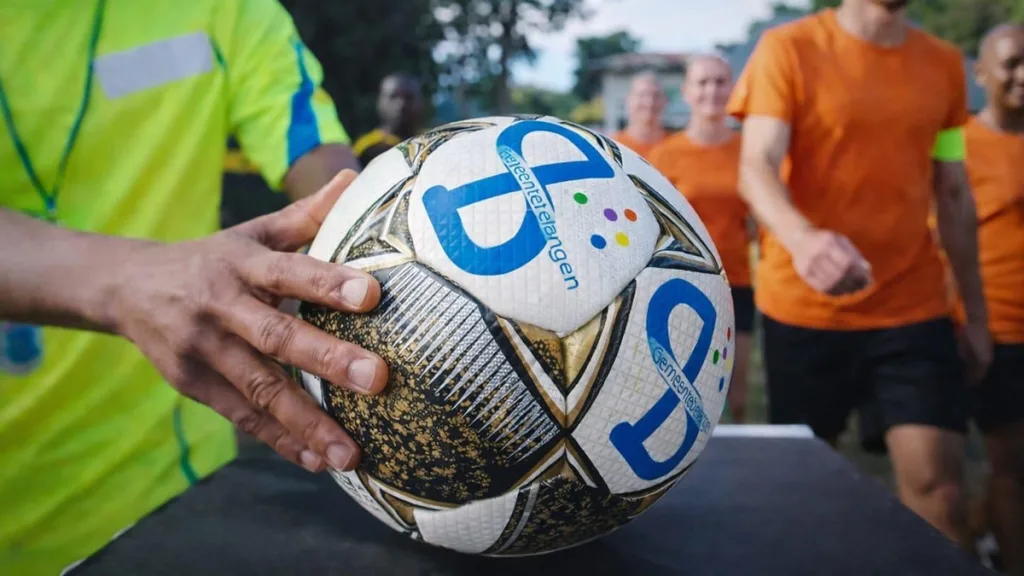 Gemeentebelangen trakteert sportend Dalfsen op taart Gemeentebelangen trakteert sportend Dalfsen op taart