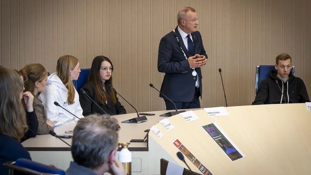 Jongeren Agnieten College maken indruk in raadzaal Dalfsen Jongeren Agnieten College maken indruk in raadzaal Dalfsen
