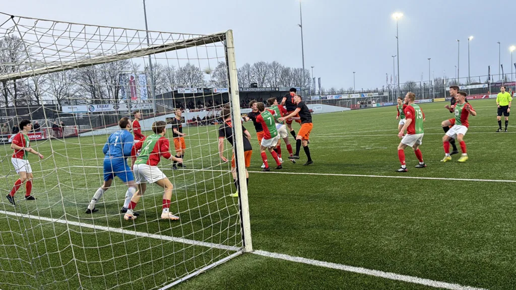 S.V. Nieuwleusen strijdend ten onder tegen koploper S.V. Nieuwleusen strijdend ten onder tegen koploper