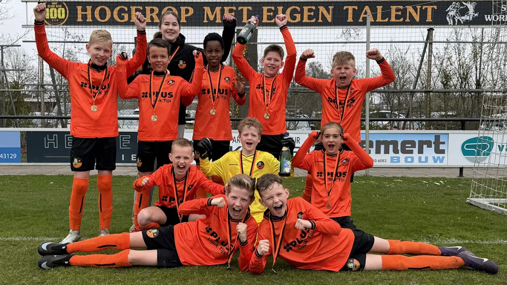 S.V. Nieuwleusen JO11-2 viert kampioenschap na ruime winst S.V. Nieuwleusen JO11-2 viert kampioenschap na ruime winst
