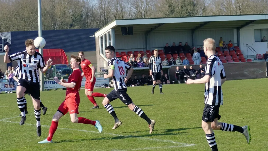 USV deelt de punten met SVV’04 op lastig veld in Schoonebeek USV deelt de punten met SVV’04 op lastig veld in Schoonebeek