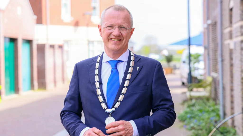 Burgemeester Michael Sijbom viert eerste jaar in Dalfsen