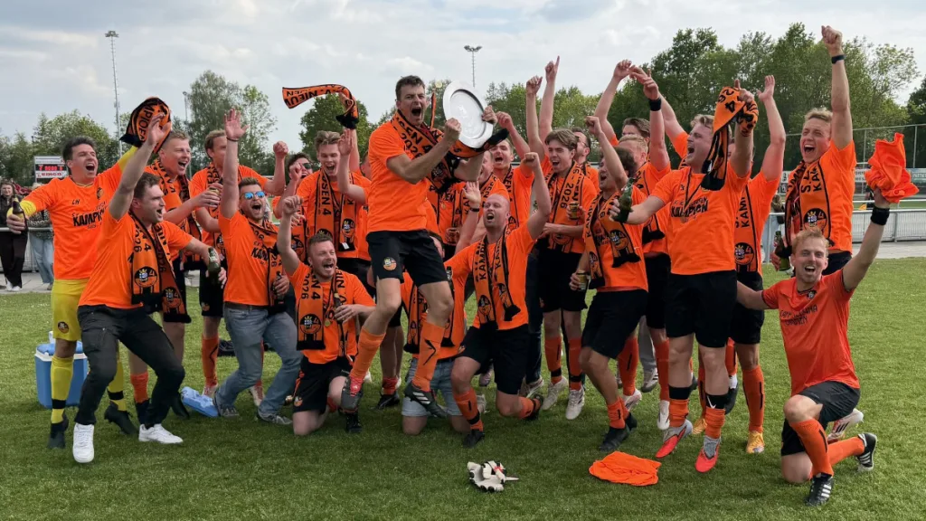 S.V. Nieuwleusen 4 ongeslagen kampioen in de 5e klasse S.V. Nieuwleusen 4 ongeslagen kampioen in de 5e klasse