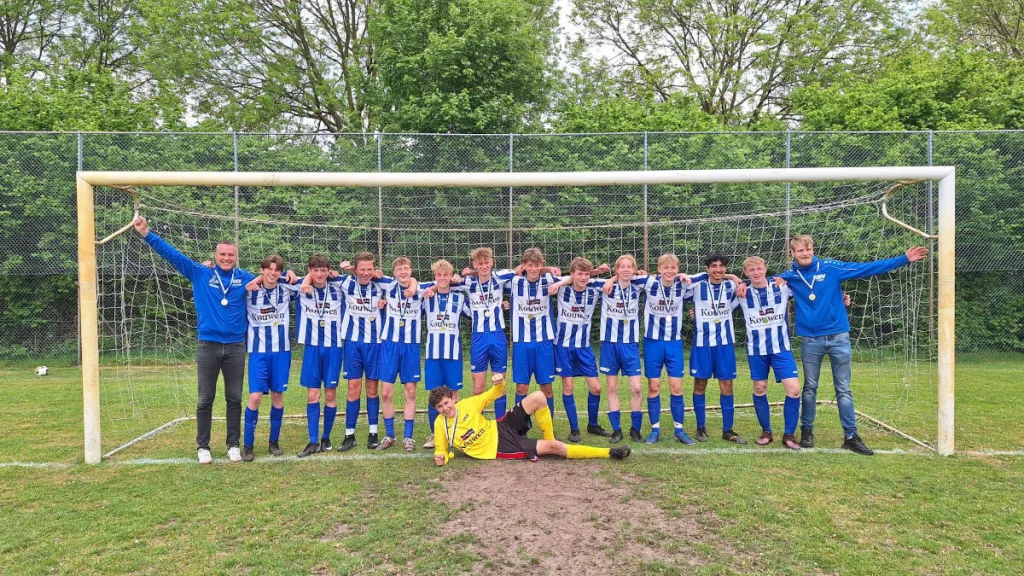USV JO17 ongeslagen kampioen na historische zege USV JO17 ongeslagen kampioen na historische zege