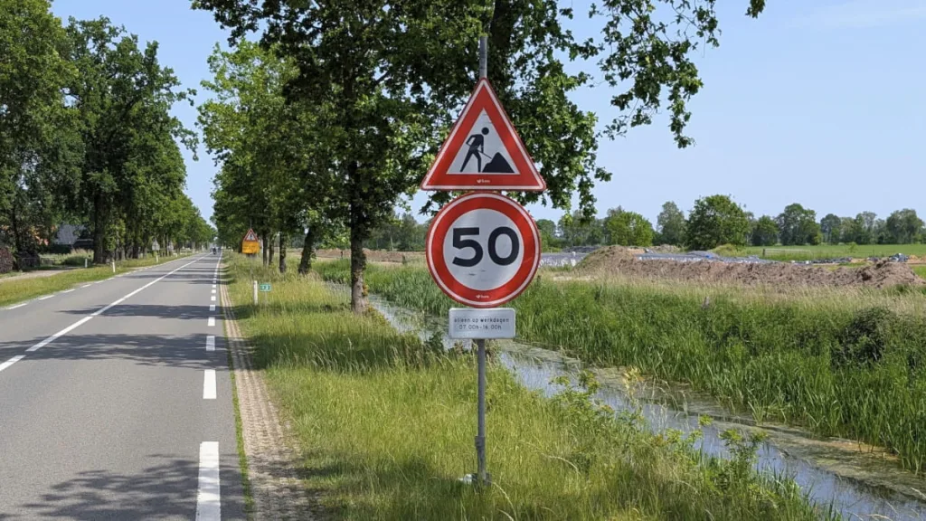 Onleesbare verkeersborden op Westeinde zorgen voor verwarring Onleesbare verkeersborden op Westeinde zorgen voor verwarring